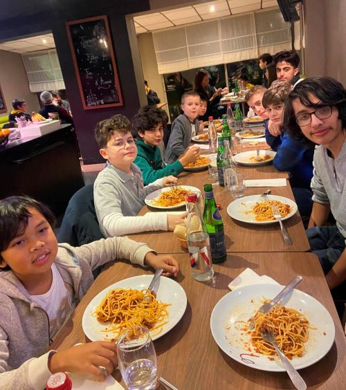 Equipe JEEN du Top Jeunes 2025 au restaurant