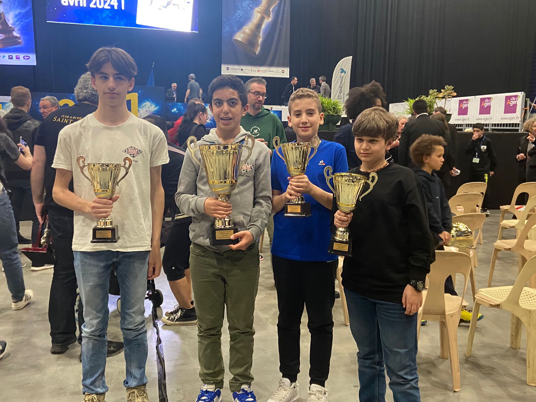 JEEN échecs paris France Championnat Jeunes 4 coupes pour 10 joueurs du JÉEN !